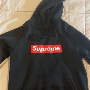 Warm and cozy black supreme hoodie. (Replica)